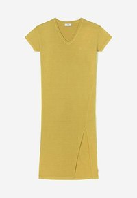 Korte jurk met V-hals en korte mouwen in mosterdgeel, gemaakt van zachte stof. Heeft een zijsplit en een subtiele logo-detail op de borst.
