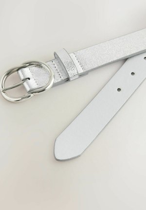 Sudraba ādas josta ar teksturētu virsmu, kurai ir apaļa metāla sprādze un vairāki regulēšanas caurumi gar gludo siksnu.