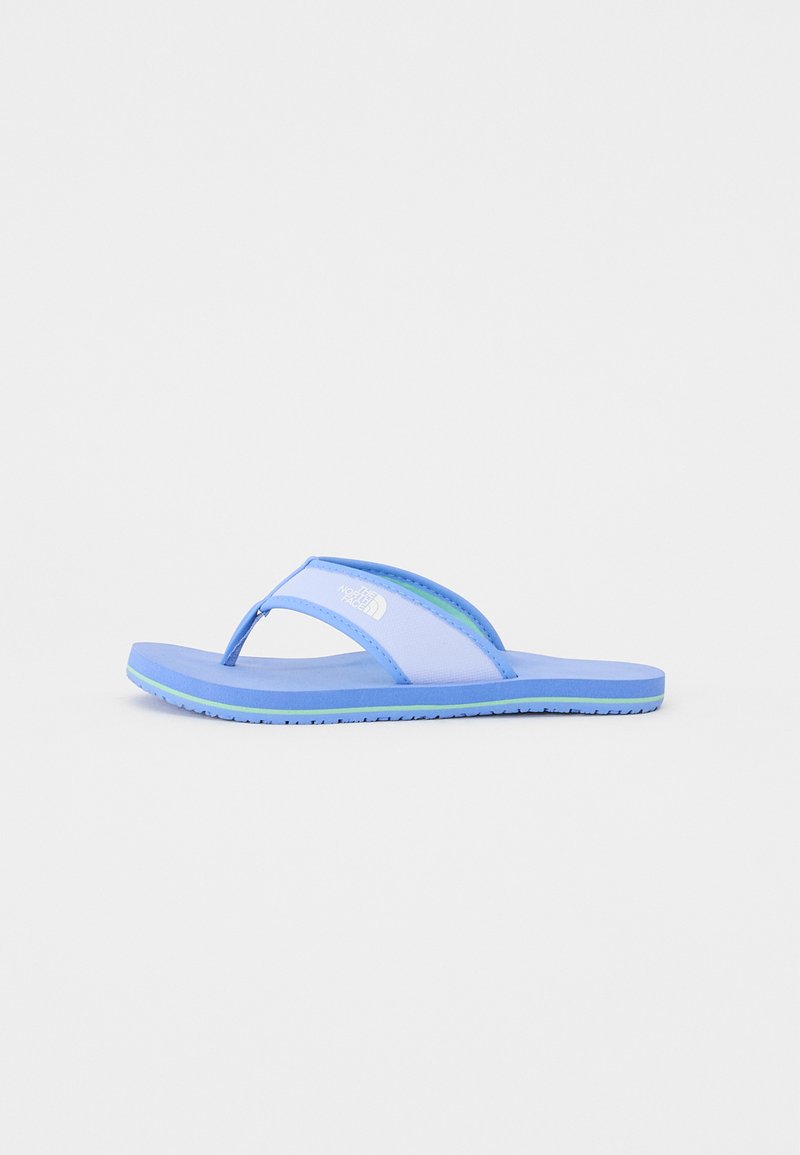 Tongs en caoutchouc bleu avec un semelle texturée, des sangles bicolores et un logo de marque. Design léger adapté pour un usage décontracté.