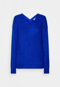 Pull à col en V bleu vif, texture tricotée, manches longues et poignets côtelés. Présente un motif tonal subtil.