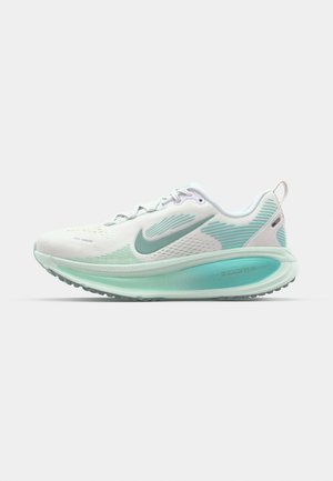 Le scarpe da corsa Nike presentano una combinazione di colori bianco e menta, una tomaia in mesh traspirante, un logo swoosh prominente e una suola intermedia verde chiaro ben imbottita.