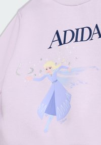 Sudadera lila con un gráfico de un personaje con un vestido azul claro, con destellos y el logo "ADIDAS" en azul oscuro.