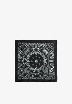 Schwarzes Bandana mit symmetrischen weißen Paisley- und Blumenmustern, die in konzentrischen Quadraten angeordnet sind.
