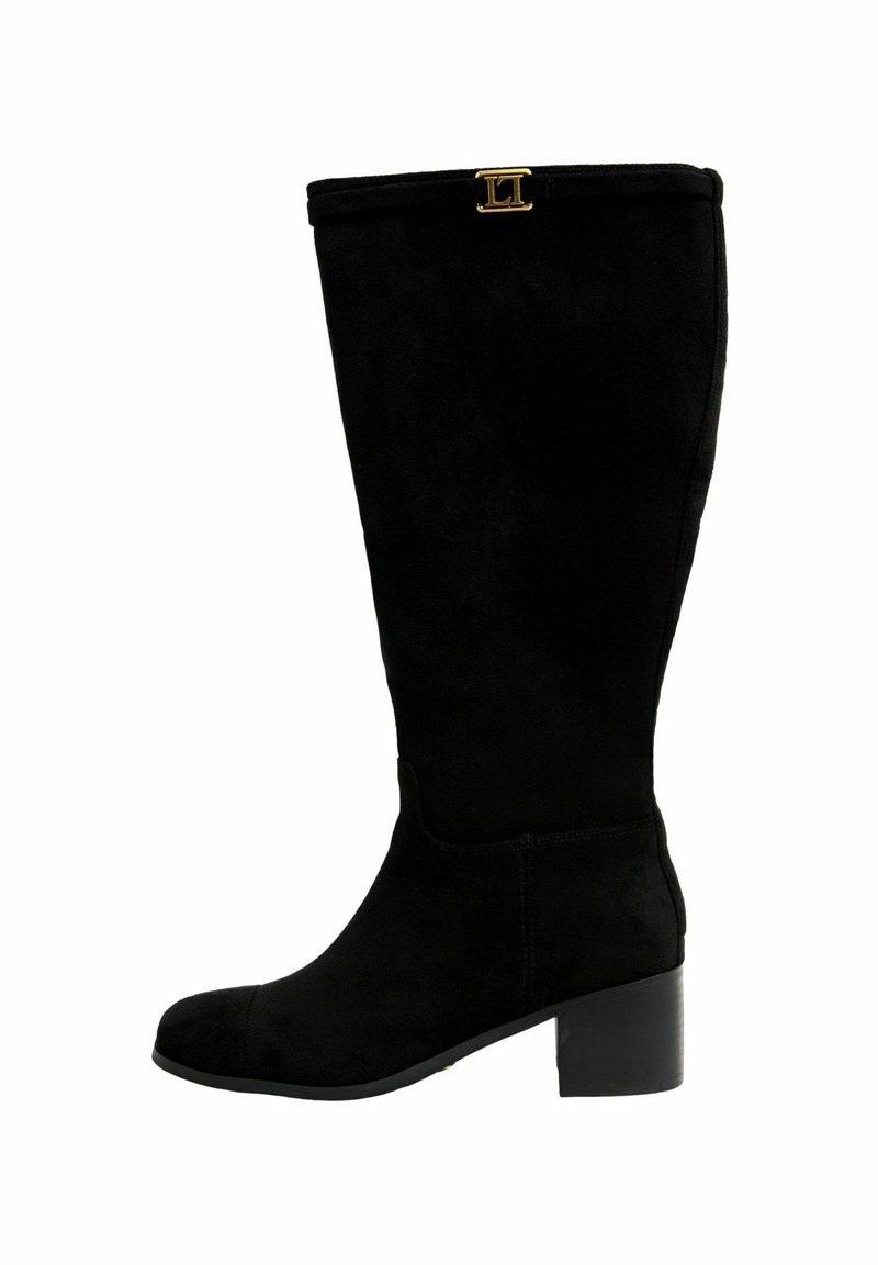 Stivale alto in suede nero con tacco grosso e dettaglio dorato nella parte superiore. Design semplice ed elegante adatto a vari outfit.
