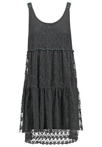 Robe noire en dentelle avec un design à volants, présentant un décolleté en amande et un motif floral. Fabriquée en tissu léger avec une finition texturée.