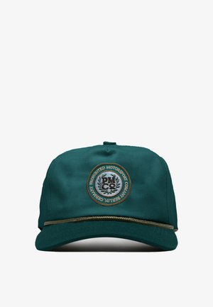 Grüne Baseballkappe mit rundem, besticktem Aufnäher mit der Aufschrift "Prohibited Motorsport Company Berlin Germany" und geflochtenem Detail am Schirm.