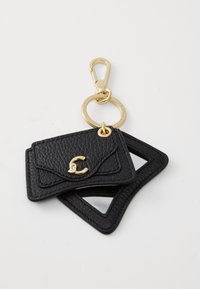 Porte-clés en cuir noir avec un petit porte-cartes, fermoir et accent dorés, finition texturée et un logo visible.