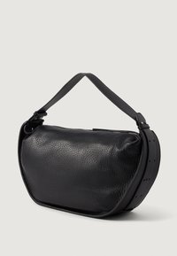 Sac à main en cuir noir avec une finition texturée, présentant une forme courbe et une bandoulière. Le design inclut des ferrures en métal pour la fermeture.