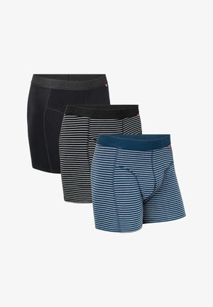 Drei Paare Boxershorts: schlicht schwarz, schwarz-weißer Streifen und blau mit weißen Streifen. Mit elastischen Bündchen und Branding.