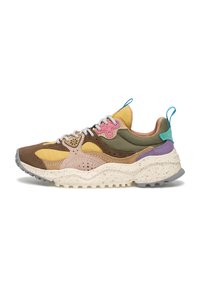 Sneaker multicolore caratterizzato da un mix di materiali in pelle e suede, con una suola maculata, dettagli in rete e lacci a contrasto.