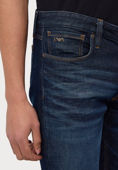Emporio Armani Pieguloša piegriezuma džinsi - denim blu
