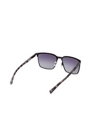 Ochelari de soare rectangulare negri cu lentile gradient, brațe modelate în gri și negru și perne nazale transparente. Prezintă un design elegant și un finisaj modern.