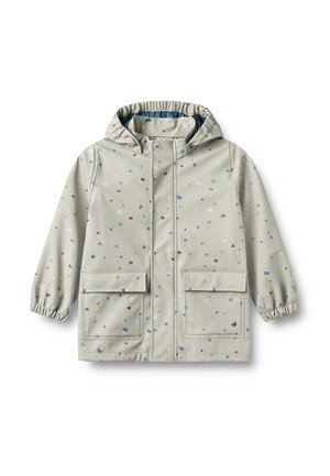 Lysegrå børne-regnjakke med hætte, elastiske manchetter, lommer med klap foran og små spredte bogstavmønstre i blå, grøn og sort.