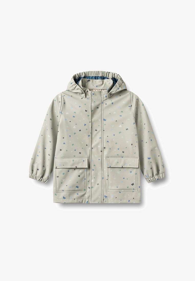 Imperméable pour enfants gris clair avec capuche, poignets élastiques, poches à rabat sur le devant, et petits motifs dispersés de lettres bleues, vertes et noires.