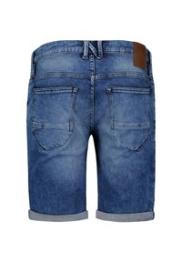 Jeansshorts, middelblauwe wassingen, met opgevouwen boorden, twee achterzakken en een bruin leren label op de tailleband. Casuele uitstraling.