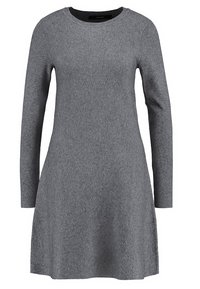 Robe grise à manches longues avec un col rond, réalisée dans un tissu texturé doux, s'évasant légèrement à l'ourlet avec une silhouette arrivant au genou.