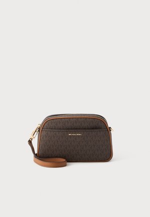 Borsa a tracolla marrone con motivo monogramma, dettagli in marrone chiaro, hardware dorato, chiusura zip e tracolla in pelle regolabile.