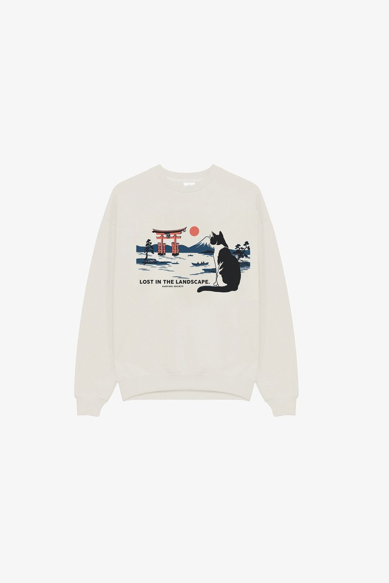 Balta džemperis ar melnbaltas kaķa grafiku, kas skatās uz sarkanu torii vārtu, kalnu, sarkanu sauli un tekstu “Pazudis ainavā”.