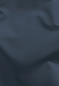 Tessuto blu scuro con una superficie liscia, caratterizzato da pieghe e grinze sottili che creano un motivo superficiale dinamico. Il materiale resistente è evidente.