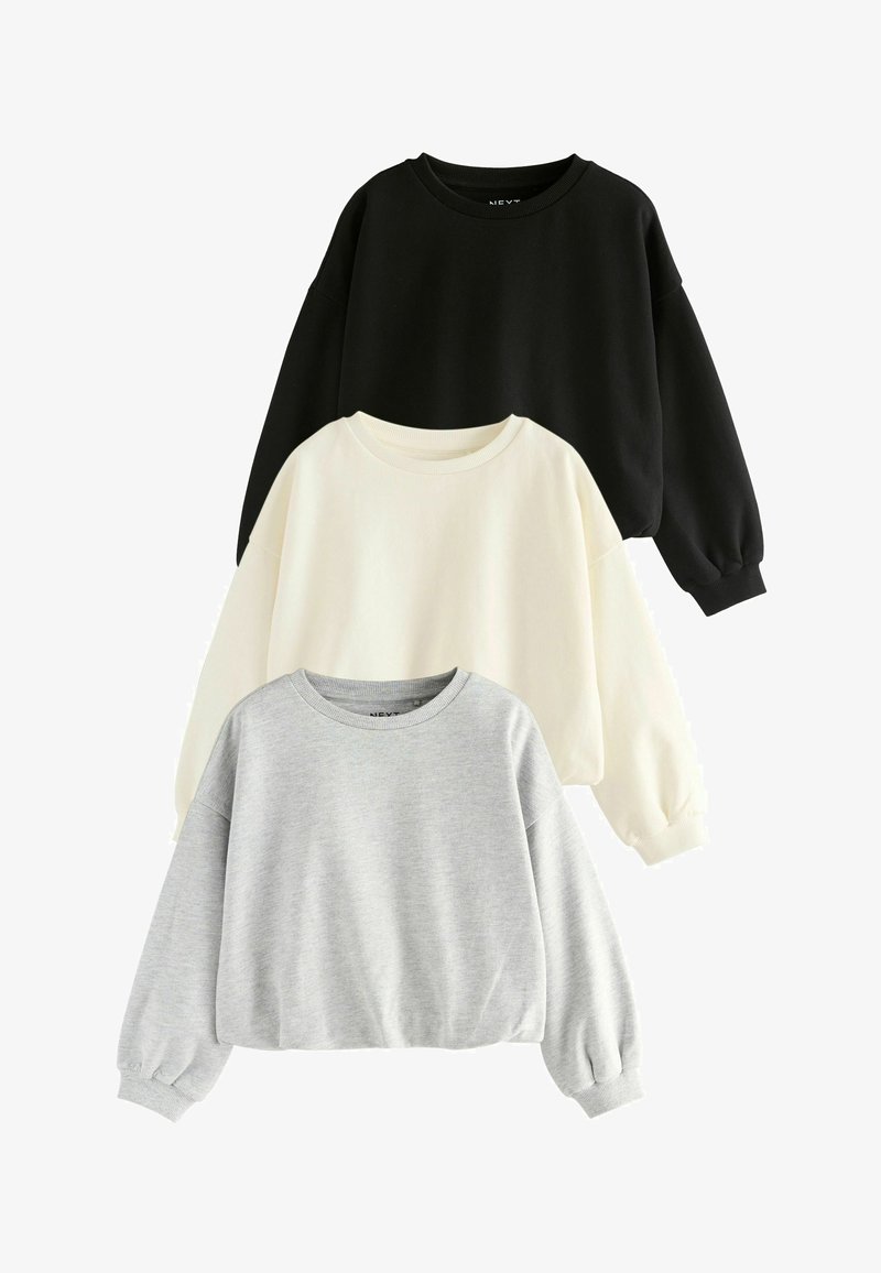 Trois sweatshirts manches longues à col rond en noir, blanc et gris clair, disposés verticalement sur un fond blanc.