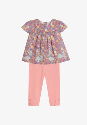 Top cu model floral, cu mâneci scurte, având iepuri, asociat cu colanți roz uni, cu accente de nasturi la glezne.