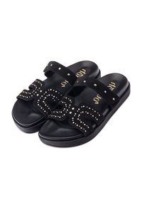 Sandali neri con due ampie cinghie in suede caratterizzate da dettagli con borchie e una soletta imbottita, che offrono un design piatto e facile da indossare.