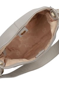 Lichtgrijze handtas met een gestructureerde buitenkant, gouden hardware en een beige interieur met een gewatteerd patroon. Inclusief een veilige sluiting.