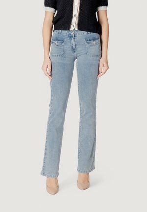 Jeans in denim blu chiaro con taglio dritto, presentano due tasche frontali con chiusura a bottone e una leggera texture sbiadita.