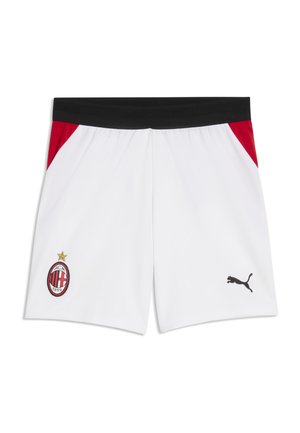 Weiße Sportshorts mit schwarzem Bund, roten Seitenteilen, AC Milan Vereinswappen auf dem linken Bein und schwarzem Puma-Logo auf dem rechten Bein.