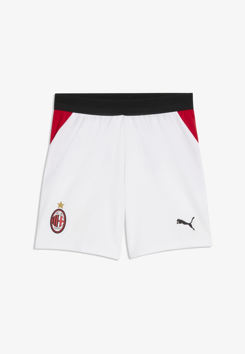 Short de sport blanc avec ceinture noire, panneaux latéraux rouges, écusson du club AC Milan sur la jambe gauche et logo Puma noir sur la jambe droite.