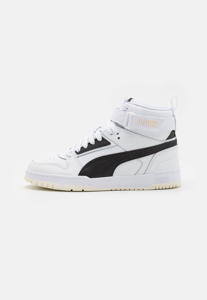 Hochschnittige Sneakers mit einem Obermaterial aus weißem Leder, schwarzen strukturierten Akzenten, gepolstertem Kragen und Gummisohle mit einem markanten Logo.