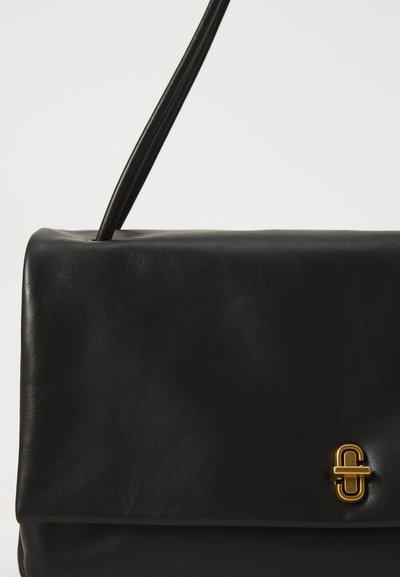 Schwarze Lederhandtasche mit glatter Textur, strukturiertem Design und einem goldfarbenen Hardware-Akzent zum Verschließen. Verstellbarer Tragriemen inklusive.