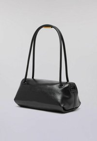 Černá kabelka vyrobená z hladké kůže s obdélníkovým tvarem, zakřivenými uchy a jemnou strukturovanou povrchovou úpravou. Zlatý akcent na uchu.