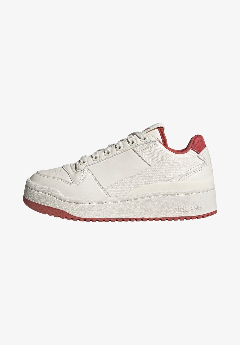 Vita lädersneakers med röda accenter, platta snören, vadderad krage, texturerad sidopanel och en tjock gummisula med ett mönstrat mönster.