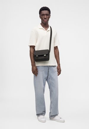 Lacoste, CLASSIC MESSENGER BAG - Bandolera - brown