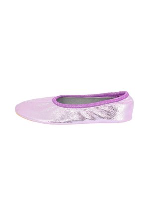Glanzende lichtroze ballerina met paarse rand, zijaanzicht tegen een effen witte achtergrond. Geen zichtbare versieringen of patronen.
