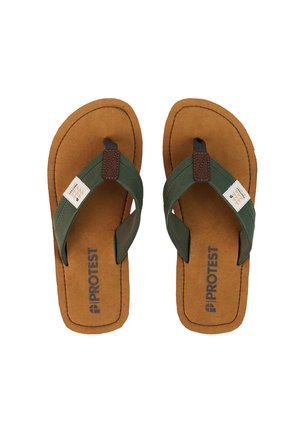 Braune Flip-Flops mit Fußbett, grünen Riemen, dunklen Nähten und „PROTEST“-Logo, das auf das Fußbett gedruckt ist.