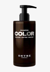 Braune Pumpflasche mit Shampoo in glänzendem Finish. Das Etikett zeigt in fettem weißen Text die Worte "COLOR", "REINIGEN • ERWEICHEN • SCHÜTZEN" und den Markennamen "S H Y N E".