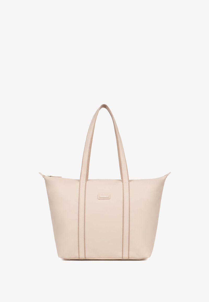 Beżowa torba na ramię z długimi, płaskimi uchwytami, gładką teksturą, zamknięciem na zamek błyskawiczny oraz dwoma pionowymi szwami po obu stronach. Posiada subtelny element logo.