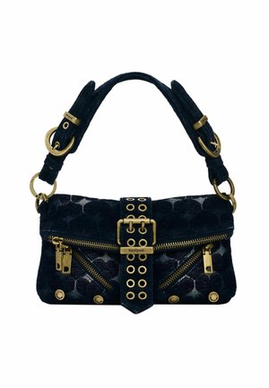 Čierna ručne vyrábaná taška z látky so zlatými prackami, zipsami, nitmi a krátkym rúčom, obsahujúca stredový popruh s očkami a značkou Desigual.