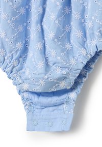 Mono azul claro hecho de tela suave, con patrones florales bordados en blanco y tres cierres a presión en la parte inferior para facilitar el vestir.