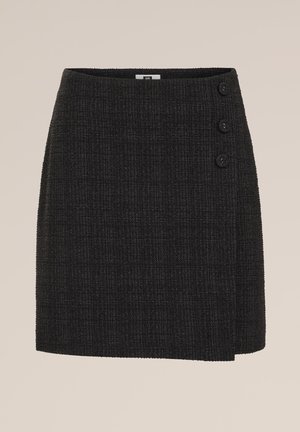 Černá texturovaná mini sukně se třemi ozdobnými knoflíky na pravé straně a jemným překrytím na lemu.