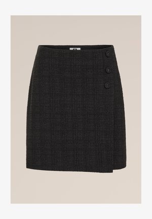 Sort tekstureret miniskørt med tre dekorative knapper på højre side og en subtil overlapning ved kanten.