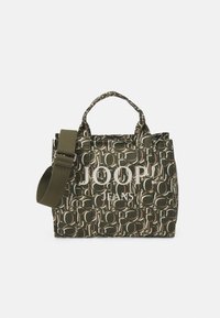 Bolso tote verde oliva con patrón de logo repetido, asas dobles, correa de hombro ajustable y un acabado de tela texturizada.