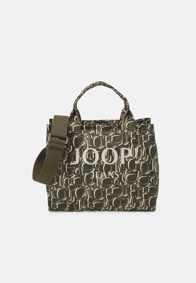 Bolso tote verde oliva con patrón de logo repetido, asas dobles, correa de hombro ajustable y un acabado de tela texturizada.