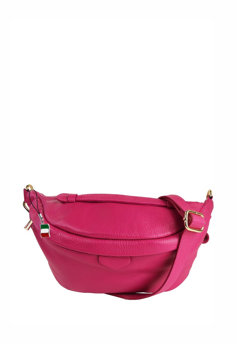 Heldere roze leren heuptas met verstelbare band en gouden gesp, voorzien van een kleine hangcharme in groen, wit en rood.