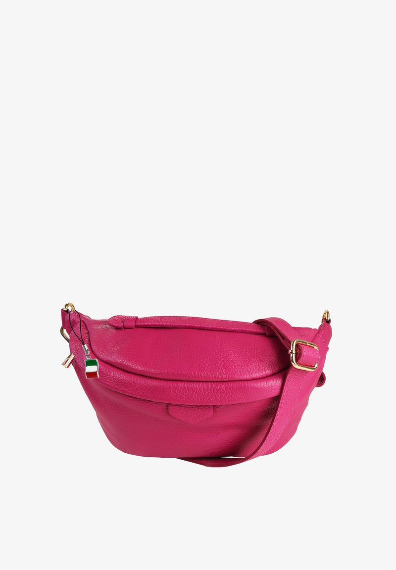 Heldere roze leren heuptas met verstelbare band en gouden gesp, voorzien van een kleine hangcharme in groen, wit en rood.