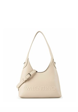 Crèmekleurige leren schoudertas met geperst VALENTINO-logo en verstelbare gespband op witte achtergrond.