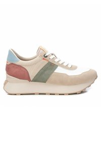 Zapatilla beige y de tonos pastel con materiales de malla y ante, puntera redondeada, paneles en verde y rosa contrastantes, cordones blancos y suela gruesa.