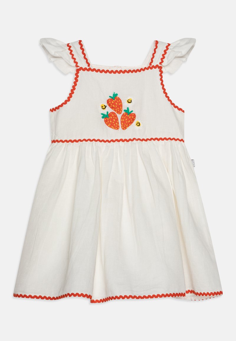 Balta audinio suknelė su raukšlėmis ant petnešų, raudonu banguotu apvadu ir išsiuvinėtu braškių bei besišypsančių bičių dizainu priekyje.
